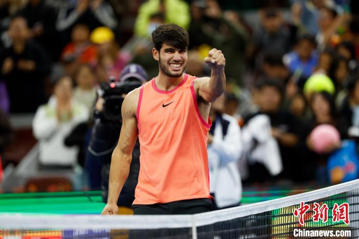 北京中网：阿尔卡拉斯击败辛纳首次夺得男单冠