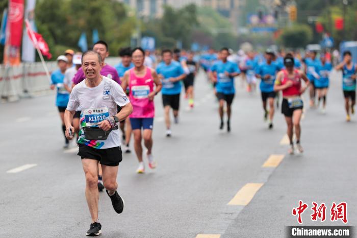 2024西宁半程马拉松开跑 12000跑者共赴清凉赛道