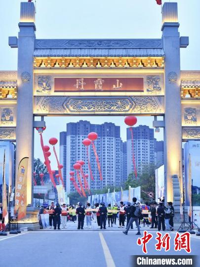 2万中外徒步爱好者齐聚丹霞山 全球健儿共赴50公