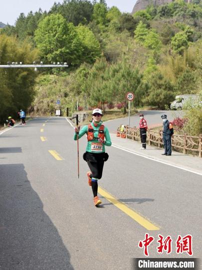 2万中外徒步爱好者齐聚丹霞山 全球健儿共赴50公