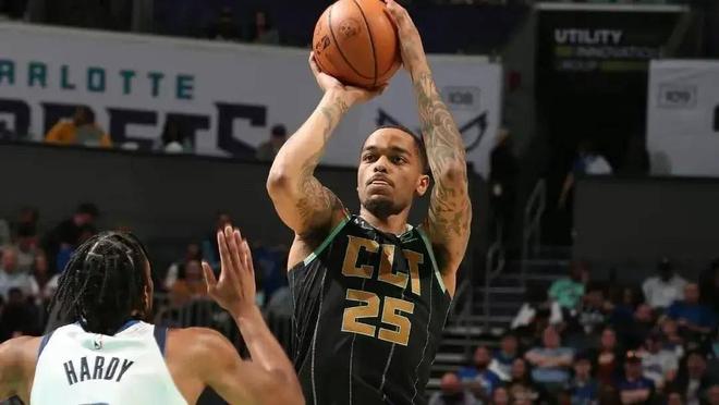 从季后赛拼图到鱼腩边缘：PJ·华盛顿的独行侠生