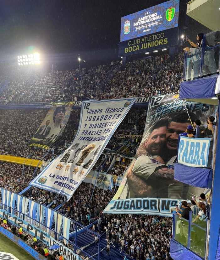 糖果盒球场球迷高举梅西帕雷德斯横幅致敬冠军